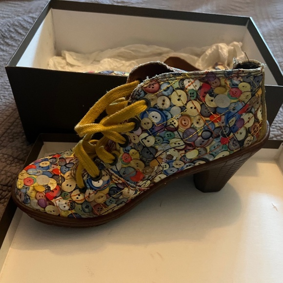 Art Shoes with Button Pattern - Picture 1 of 4